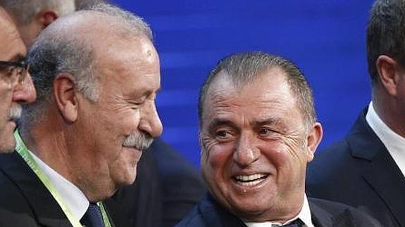 Fatih Terim charla junto a Del Bosque durante el sorteo. 