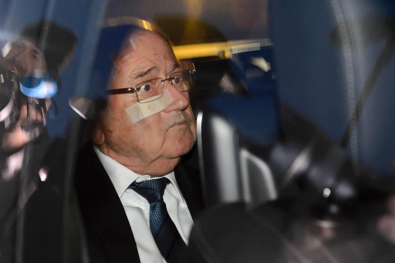 Blatter, dentro del coche en el que abandonó la sede de la FIFA. 