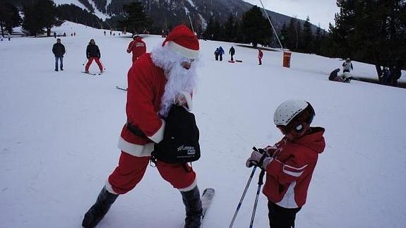 Papá Noel regalando un objeto a un niño en La Molina
