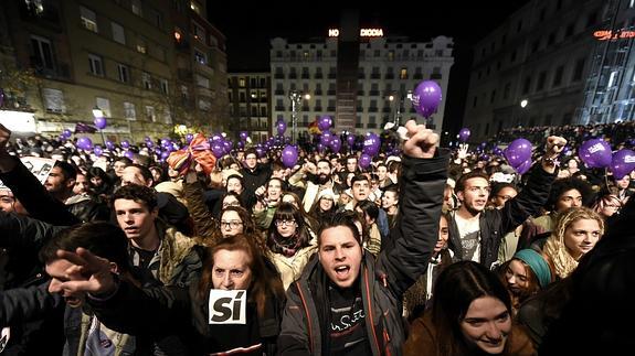 Simpatizantes de Podemos en la Plaza del Reina Sofía de Madrid.