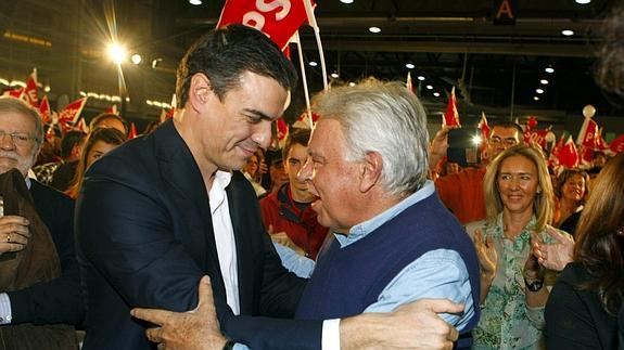 Encuentro entre Pedro Sánchez y Felipe González durante la campaña.