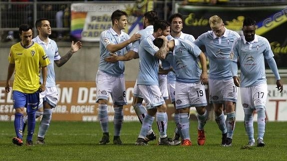 Los futbolistas del Celta celebran un gol en Cádiz. 