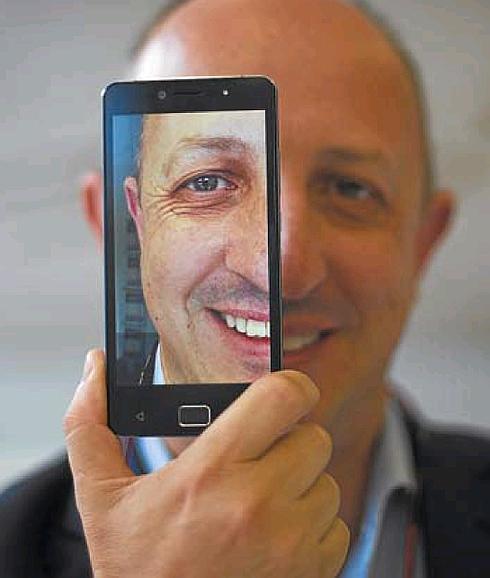 El presidente de Wolder, RIcardo Garrudo, con uno de los nuevos smartphones.