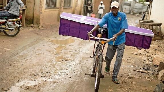 Un hombre traslada un féretro en Burundi. 