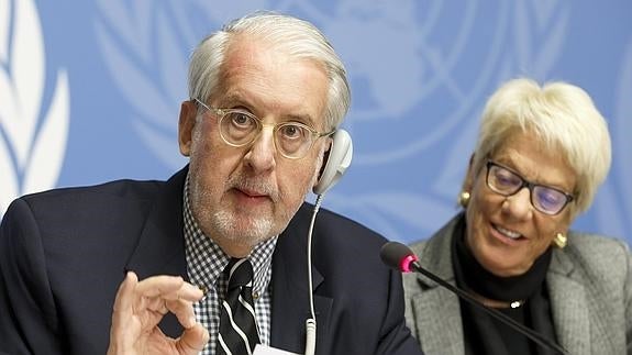 El presidente de la comisión de juristas de la ONU, Paulo Pinheiro, y Carla del Ponte, miembro de la comisión. 