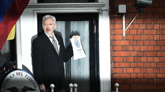 El fundador del portal WikiLeaks se dirige a los medios desde el balcón de la embajada de Ecuador en Londres. 
