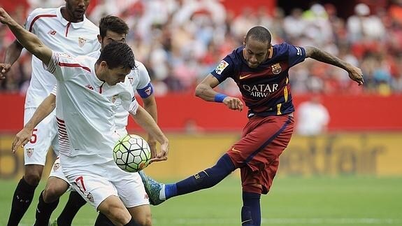 Partido de liga entre Sevilla y Barcelona. 