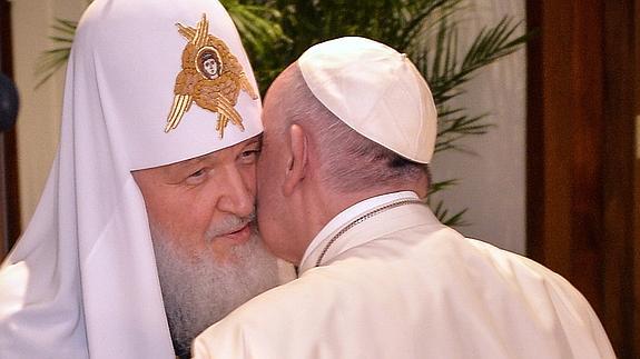 El papa Francisco besa al patriarca ruso Kiril.