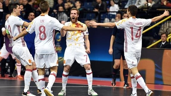 Jugadores de España celebran un gol. 