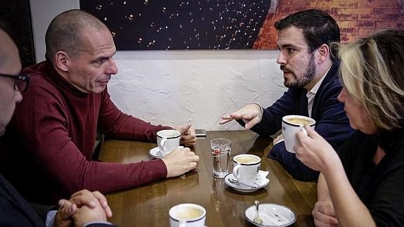 Alberto Garzón, durante la reunión que ha mantenido con Yanis Varoufakis. 