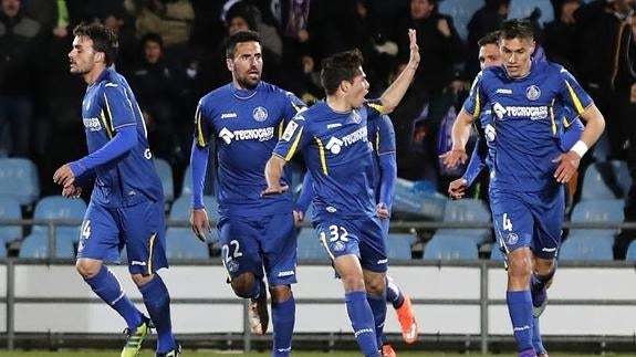 Velázquez (d) celebra el gol con sus compañeros. 