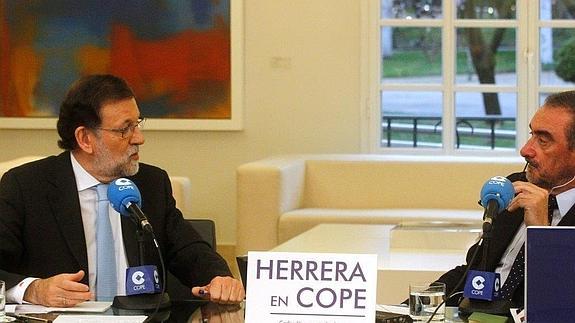 Mariano Rajoy y Carlos Herrera, durante la entrevista. 