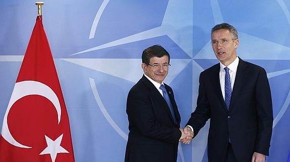 El secretario general de la OTAN, Jens Stoltenberg (d) saluda al primer ministro turco, Ahmet Davutoglu, en Bruselas.