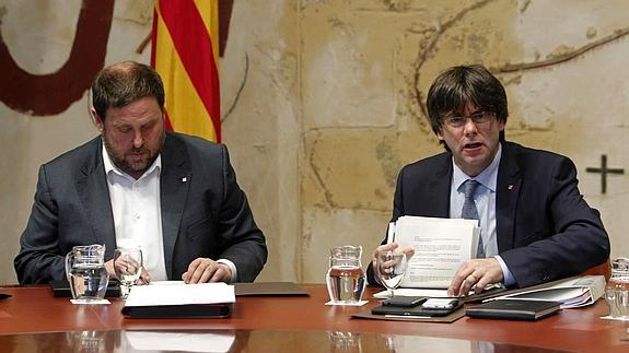 El presidente de la Generalitat, Carles Puigdemont (d), junto a su vicepresidente y conseller de Economía, Oriol Junqueras. 