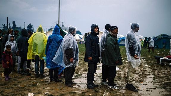 Un grupo de refugiados en el campo de Idomeni, en la frontera entre Grecia y Macedonia.