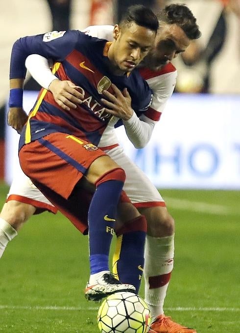 Neymar protege el balón ante un jugador del Rayo. 