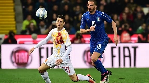 Aritz Aduriz (i), en el partido ante Italia. 