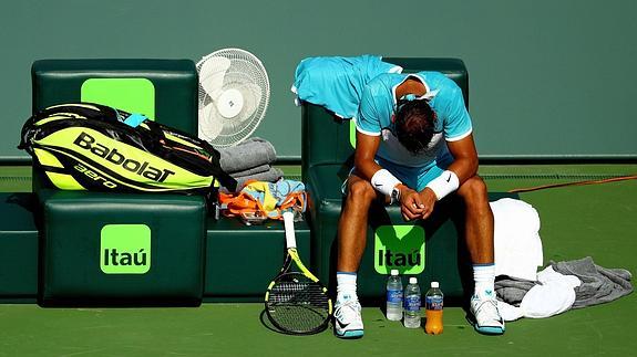 Rafa Nadal, durante un descanso de su partido ante Dzumhur.