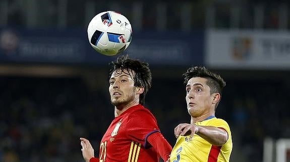 Silva pelea por el balón. 