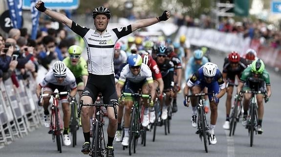 Steve Cummings celebra su triunfo en la tercera etapa. 