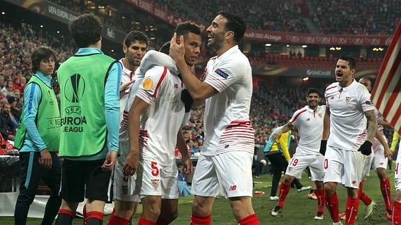 Los jugadores del Sevilla celebran un gol. 