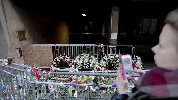 Flores en la entrada de metro de Maalbeek, Bruselas.