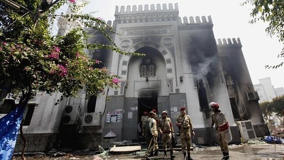 Militares ante la mezquita Rabaa Adawiya destruida tras una actuación del régimen militar egipcio en 2013.
