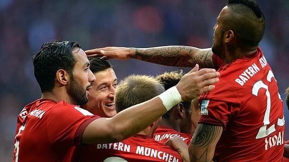 Los jugdaores del Bayern celebran un gol. 