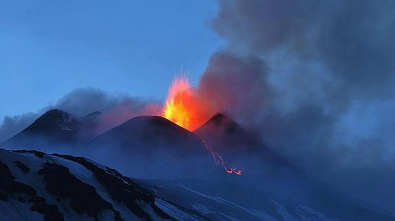 Erupción del volcán Etna, en Sicilia.