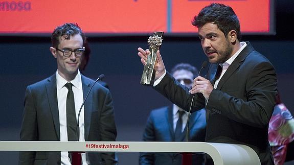 El director Carles Torras (d) recibe la Biznaga de Oro al mejor largometraje por 'Callback'.