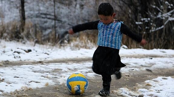El pequeño Murtaza Ahmadi, vestido con la camiseta artesanal de Messi.