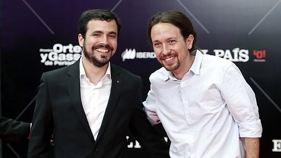 El líder de Podemos, Pablo Iglesias,d., y Alberto Garzón de IU.