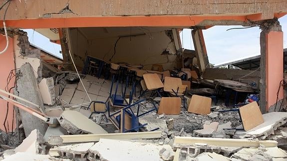 Vista de una escuela colapsada por el terremoto.