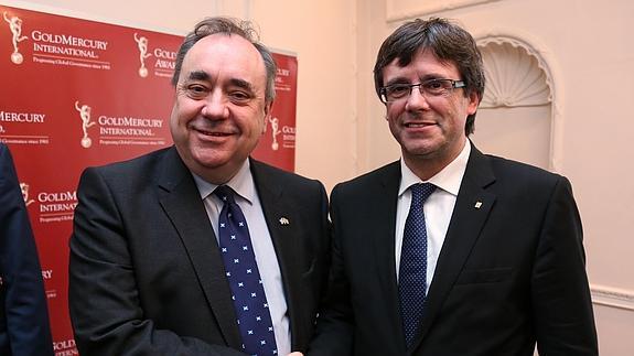 Carles Puigdemont (d), junto al ex primer minsitro de Escocia, Alex Salmond.
