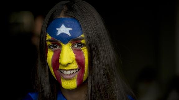 Una joven con la bandera independentista pintada en su cara. 