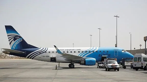 Avión de Egyptair en el aerpuerto de El Cairo.