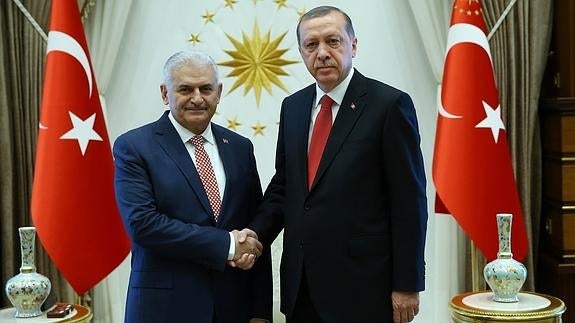 El presidente Tayyip Erdogan estrecha la mano del nuevo primer ministro, Binali Yildirim.