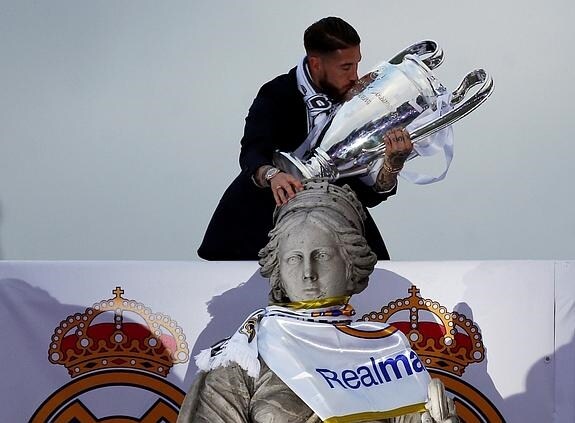 Sergio Ramos besa el trofeo de campeón de Europa en la Cibeles.