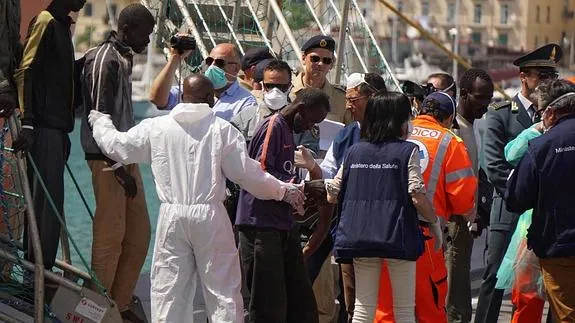 Inmigrantes de origen subsahariano rescatados en el Mediterráneo a su llegada a Salerno.