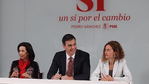 Pedro Sánchez, acompañado por Margarita Robles y Meritxell Batet. 