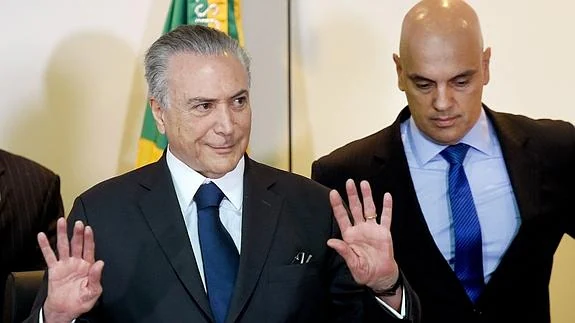 El presidente en funciones de Brasil, Michel Temer (i) y el ministro de Justicia, Alexandre de Moraes.