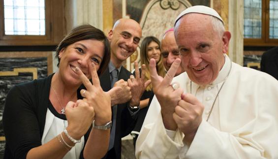 El papa Francisco (d) emplea el lenguaje de signos durante una audiencia para enfermos y personas con discapacidad.