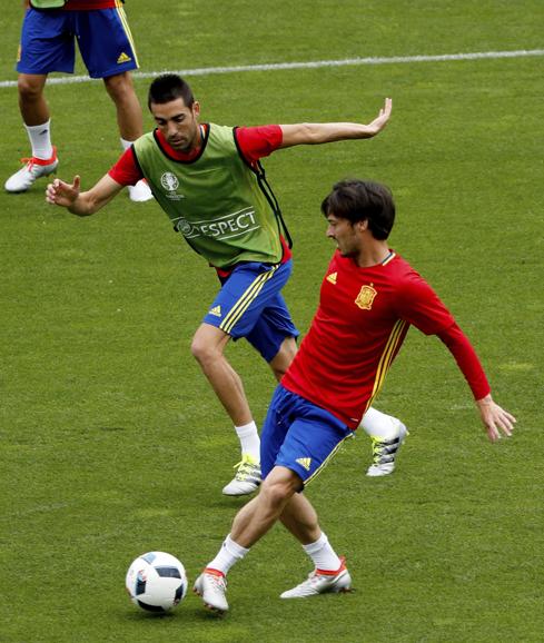 David Silva golpea la pelota. 