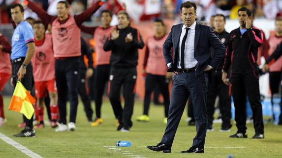 Dunga, sufriendo la derrota de su equipo. 