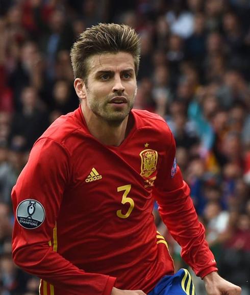 Piqué celebra su gol ante Chequia. 