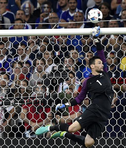 Hugo Lloris despeja el balón. 