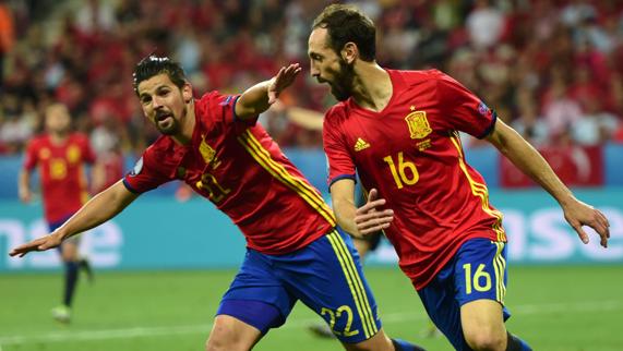 Nolito (i) y Juanfran (d) celebran uno de los goles de España ante Turquía. 