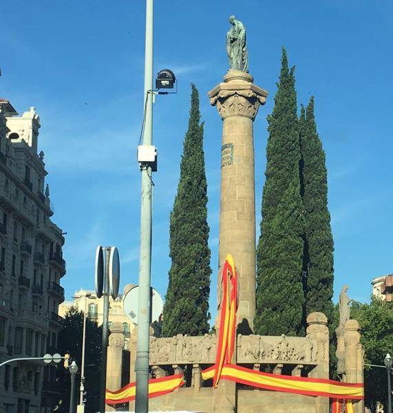Barcelona amanece con grandes banderas españolas