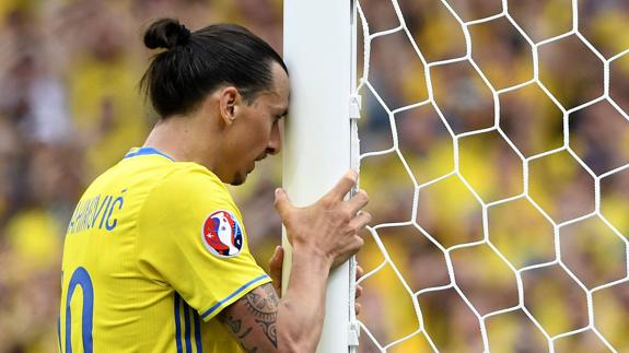 Ibrahimovic se lamenta en el partido contra Italia. 