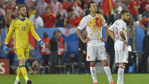 De Gea (i), Busquets (c) y Jordi Alba (i), después del partido. 